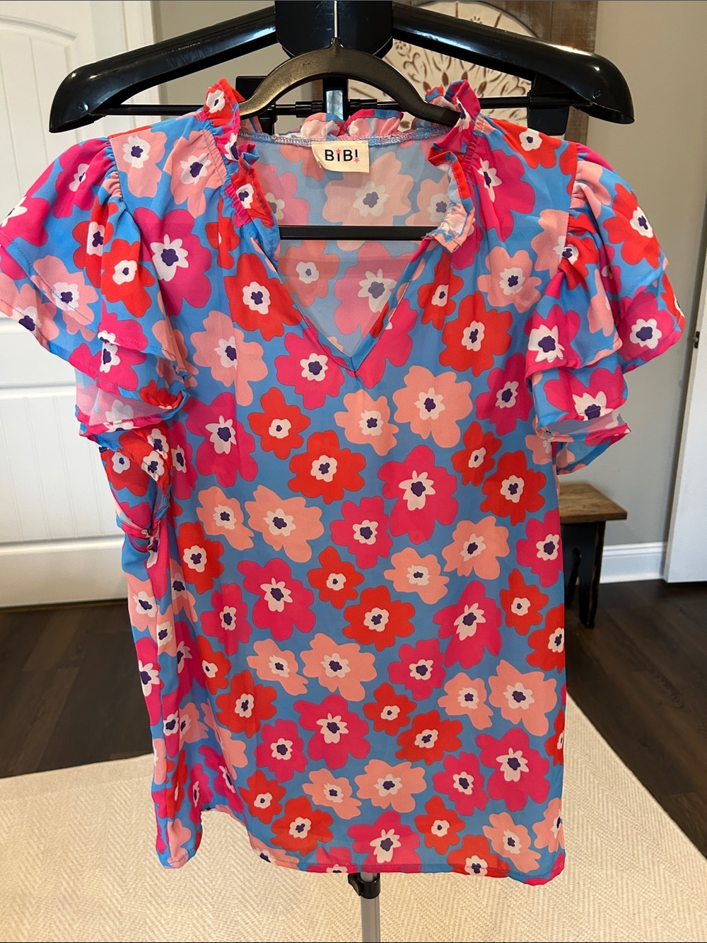 BiBi Blue Floral V-Neck Ruffle Sleeve Top / Great colors!! Sz Small